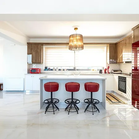 Olive Haven-3br-private Parking-balcony Apartament